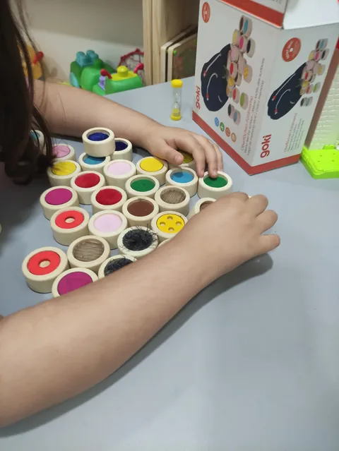 Juego sensorial de texturas durante una sesión